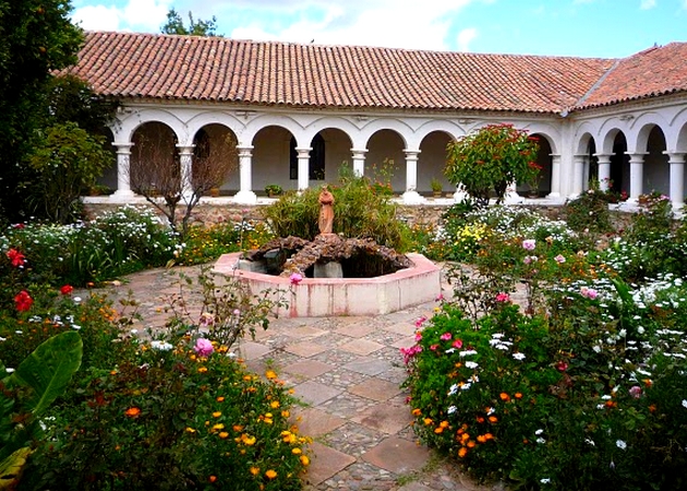 cour du monastère de la recoleta, sucre, bolivie