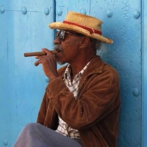 voyage cuba, cubain fumant cigare