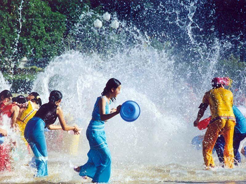 femmes-eau-songkran femmes-songkran