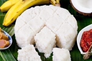 Ce plat à base de riz au lait de coco est traditionnellement présenté sous forme de losanges et se mange avec les mains.