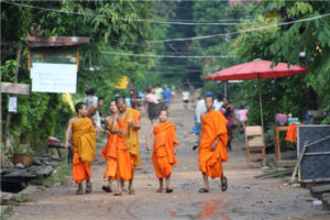 Moines dans les rues du village de Muang Ngoi.