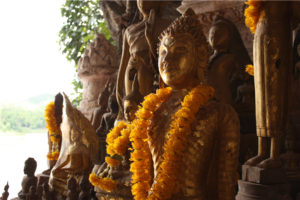 Les statues Boudhha à l'intérieur d'une des nombreuses grottes de la région de Luang Prabang.
