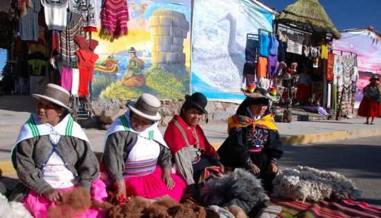 Boliviennes sur un marché coloré