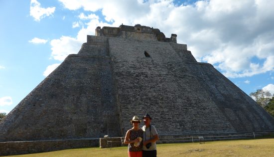 michele et serge sur le site d uxmal, mexique