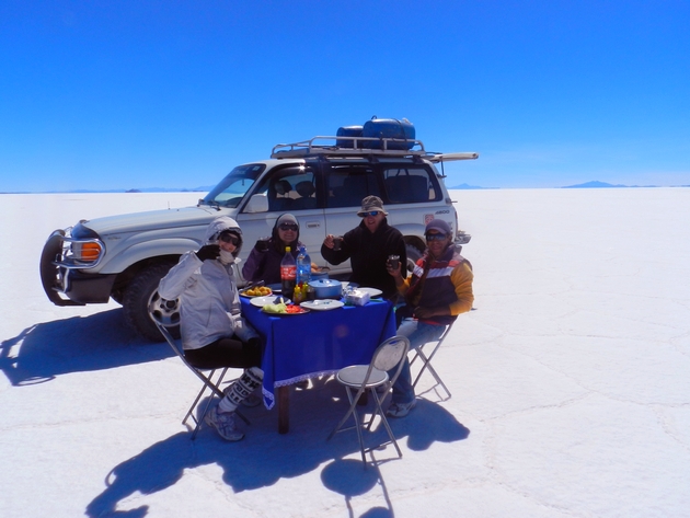 Déjeuner dans désert de sel d'Uyuni- crédit photo : Famille FOL
