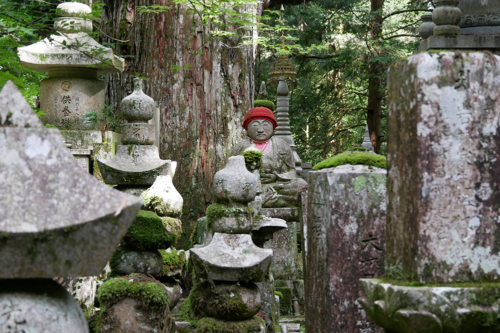 Une statue à Okuno-in Koya