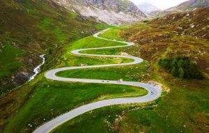 Les Grisons en Suisse - route sinueuse