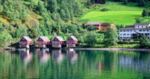 Maisons typiques norvégiennes rouges à Flam