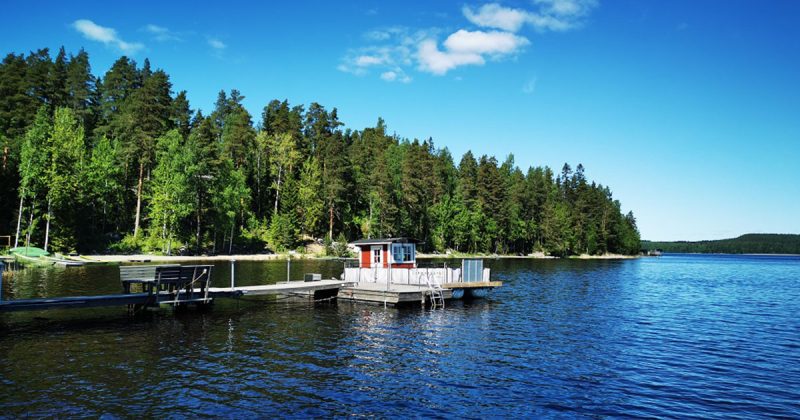 Sauna dans un lac en Finlande