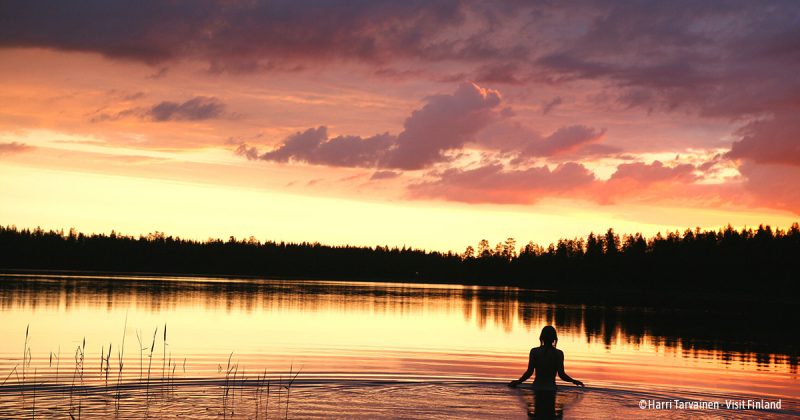 Soleil de minuit à Prunurjarvi en Finlande