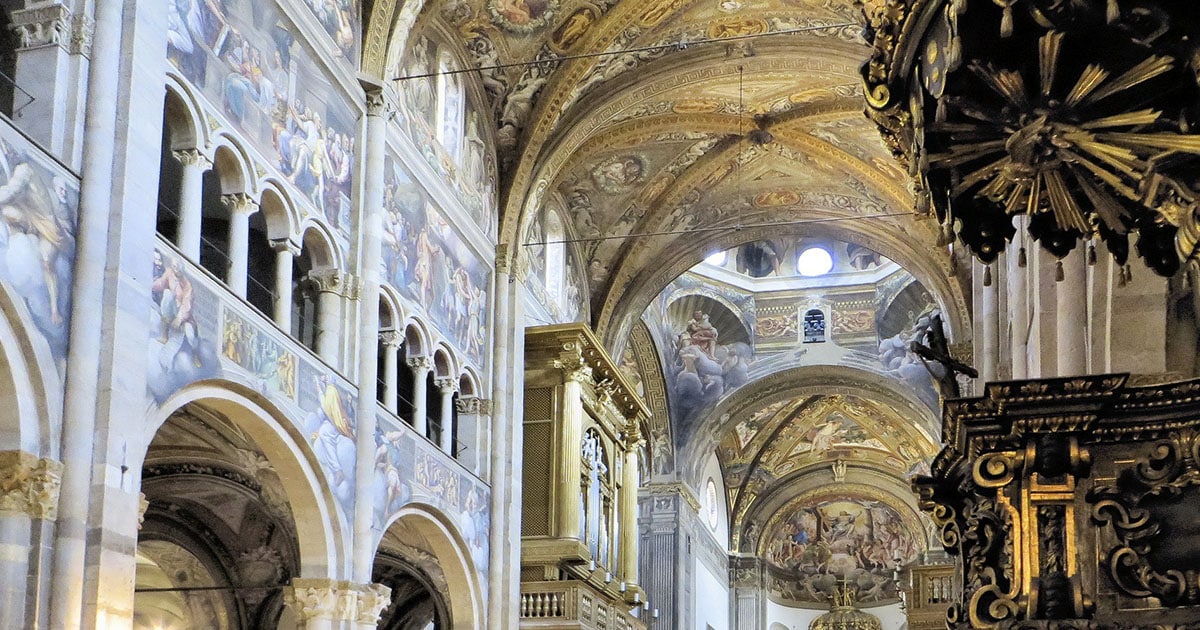 Intérieur cathédrale à Parme en Italie